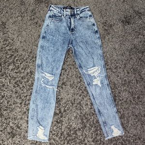Hollister Ultra High-Rise Mom Jean